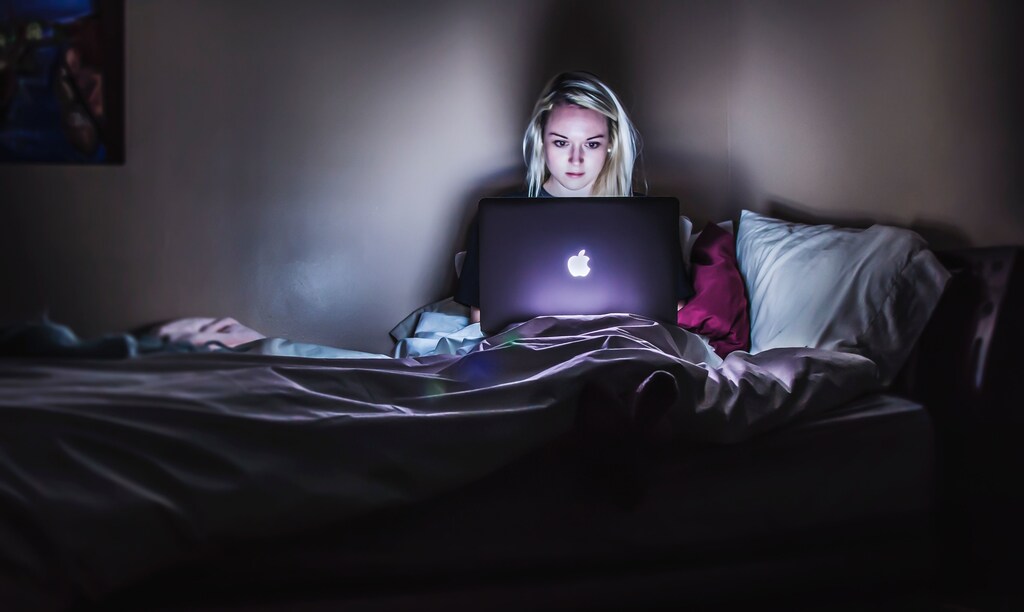 Work emails sent after the regular office hours are blamed by some for inducing work stress. But a new research says otherwise.