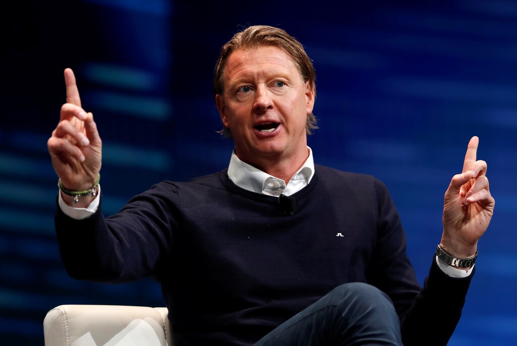 Meet the Leader: Hans Vestberg, Verizon executive vice president and president of Global Networks and Chief Technology Officer, responds to a question during a panel discussion on 5G wireless broadband technology during the 2018 CES in Las Vegas, Nevada, U.S. January 10, 2018. REUTERS/Steve Marcus - RC19EF82F050