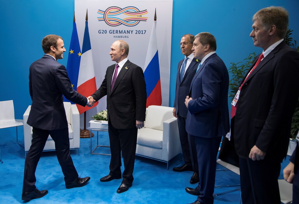French President Emmanuel Macron (L) and Russian President Vladimir Putin (R) attend a bilateral meeting on the second day of the G20 summit in Hamburg, Germany, July 8, 2017. REUTERS/Ian Langsdon/POOL - RTX3AM5M