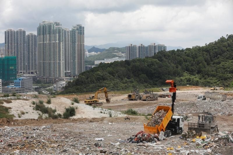 A truck unloads garbage at a landfill at Tseung Kwan O district in Hong Kong, China June 9, 2017. Picture taken June 9, 2017. REUTERS/Tyrone Siu - RC15C9B05210