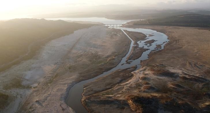 The Theewaterskloof Dam, which supplies most of Cape Town's potable water, is seen from above near Villiersdorp, South Africa, February 20, 2018. Picture taken February 20, 2018. REUTERS/Mike Hutchings