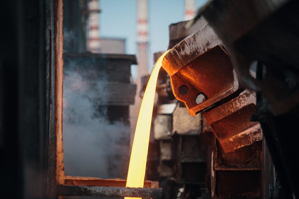 Collectively, the iron and steel industry account for 11% of global carbon emissions and 7-9% of global greenhouse emissions.