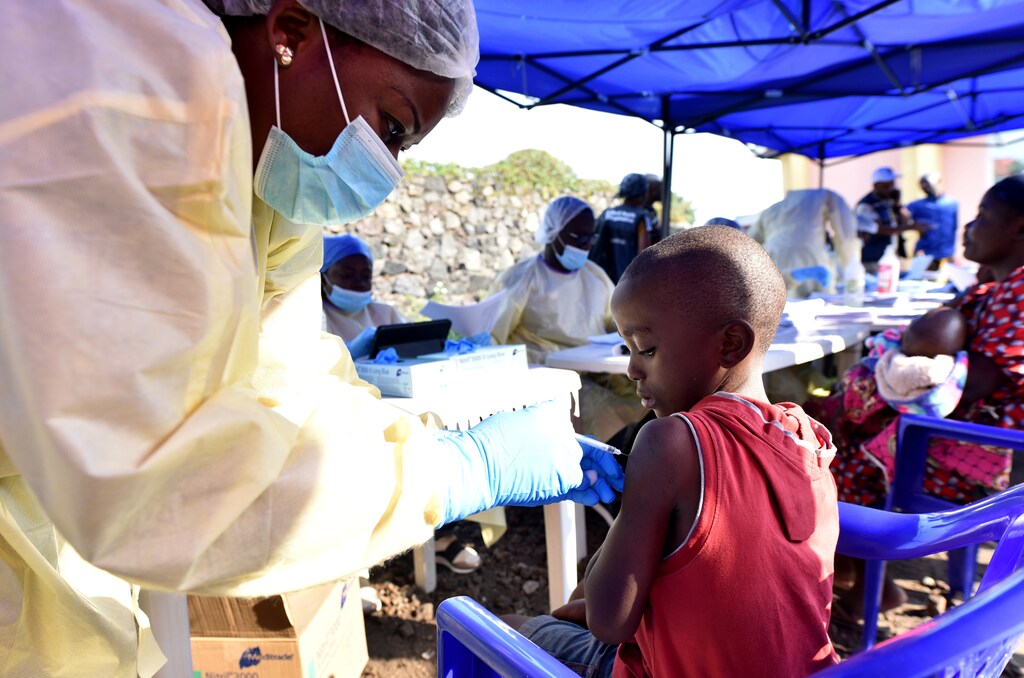 A Congolese health worker administers ebola vaccine to a child at the Himbi Health Centre in Goma, Democratic Republic of Congo, July 17, 2019. REUTERS/Olivia Acland - RC1727FF96B0