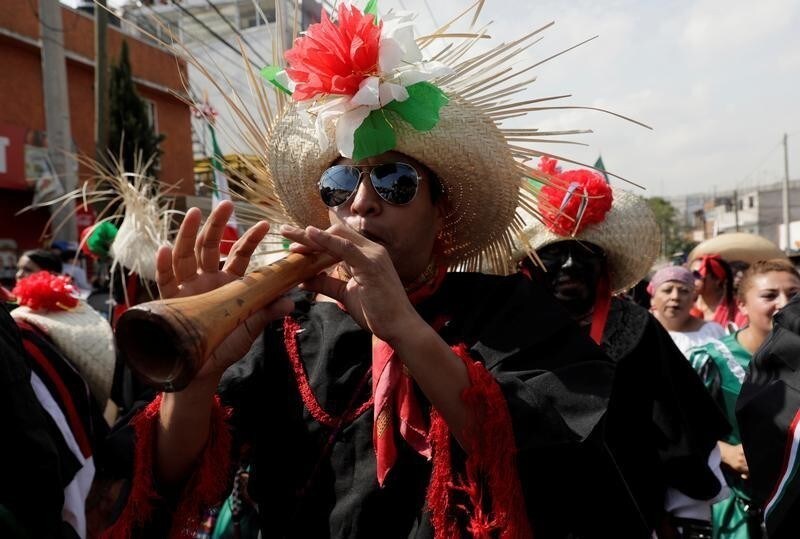 Mexicans wearing period costumes take part in a re-enactment of the battle of Puebla, along the streets in the Penon de los Banos neighbourhood of Mexico City, Mexico May 5, 2018.