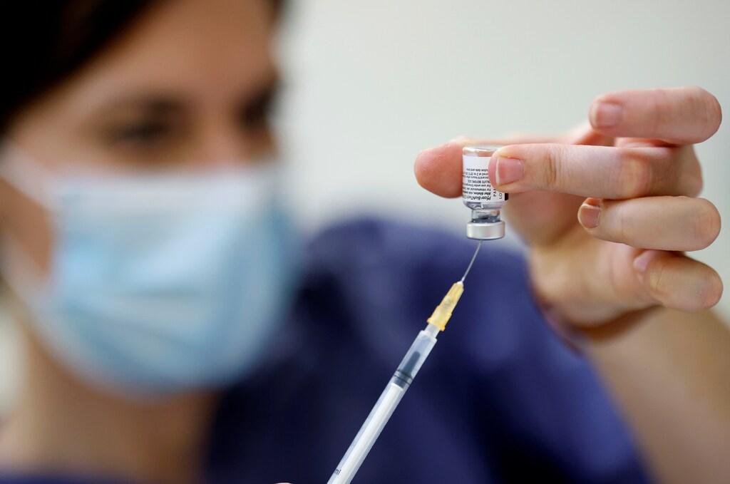 A nurse prepares a dose of the Pfizer-BioNTech COVID-19 vaccine at a coronavirus disease vaccination center in Nantes, France, January 29, 2021. REUTERS/Stephane Mahe - RC2THL9D6D87