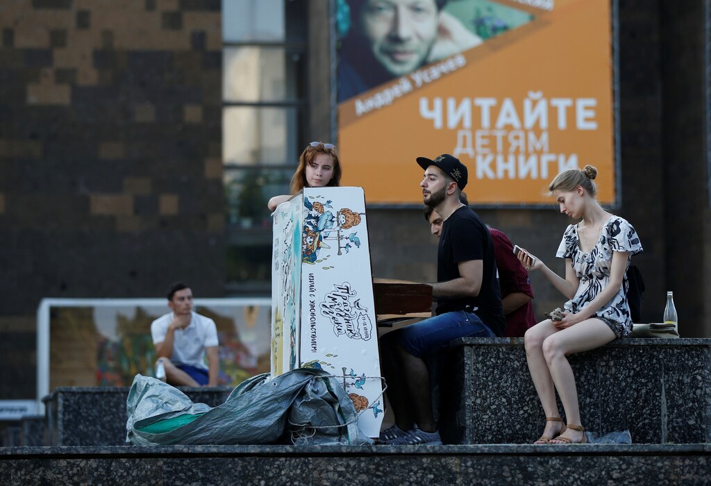 Youth play the piano on Pushkinskaya street in Rostov-On-Don, Russia, July 25, 2017. REUTERS/David Mdzinarishvili - RTX3CVIH