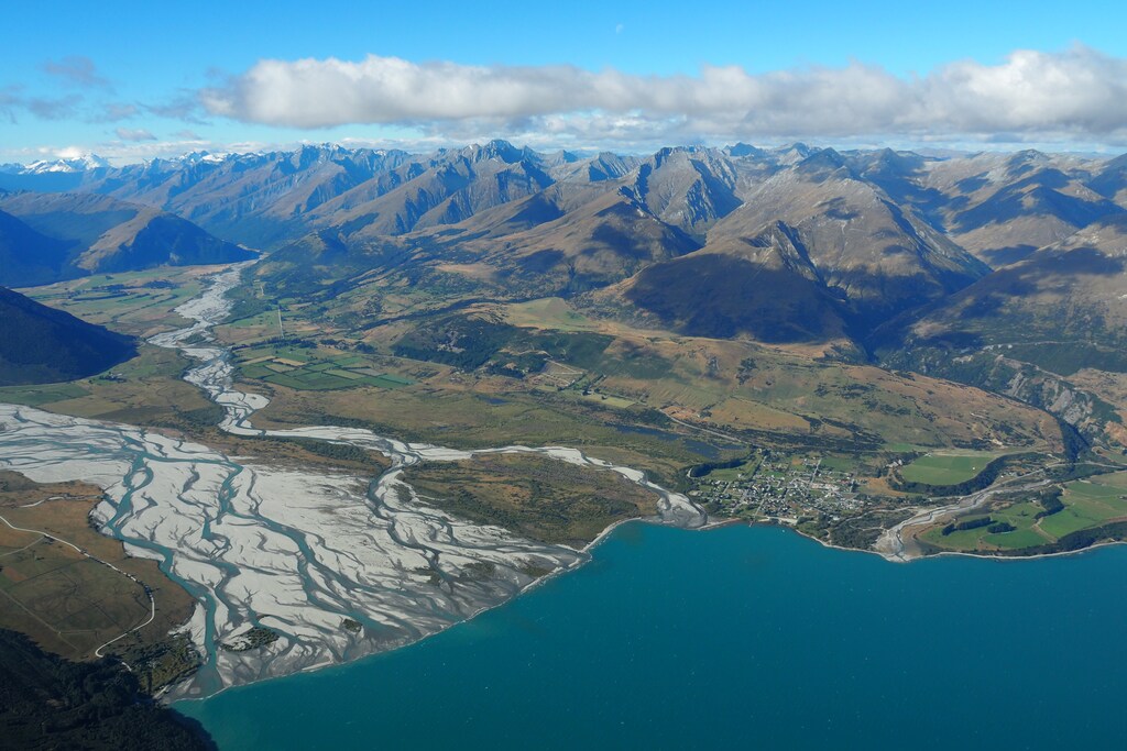 The town of Glenorchy on Lake Wakatipu and Otago river New Zealand March 7, 2017. REUTERS/Henning Gloystein - RTX3129U