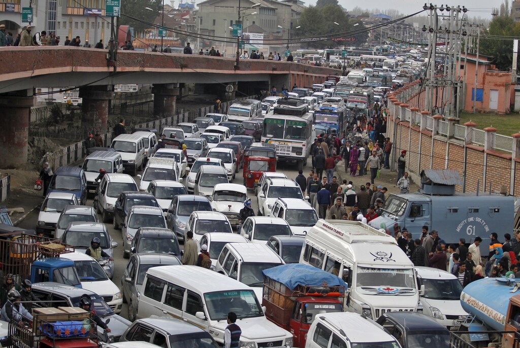 Vehicles jam the road after a flyover was briefly closed to vehicular traffic for precautionary measures following an earthquake in Srinagar October 26, 2015. A powerful earthquake struck a remote area of northeastern Afghanistan on Monday, shaking the capital Kabul with shockwaves being felt in northern India and in Pakistan, where hundreds of people ran out of buildings as the ground rolled beneath them. REUTERS/Danish Ismail TPX IMAGES OF THE DAY - GF20000033695