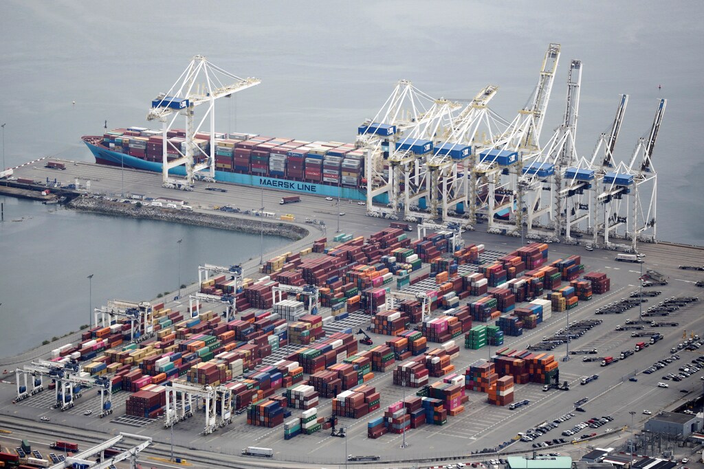 The ship Anna Maersk is docked at Roberts Bank port carrying 69 containers of mostly paper and plastic waste returned by the Philippines in Vancouver, British Columbia, Canada June 29, 2019. REUTERS/Jason Redmond - RC1BFE409ED0