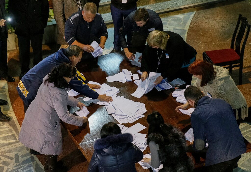Members of a local electoral commission count ballots after a presidential election at a polling station in Chisinau, Moldova, October 30, 2016. REUTERS/Gleb Garanich - RTX2R3U6