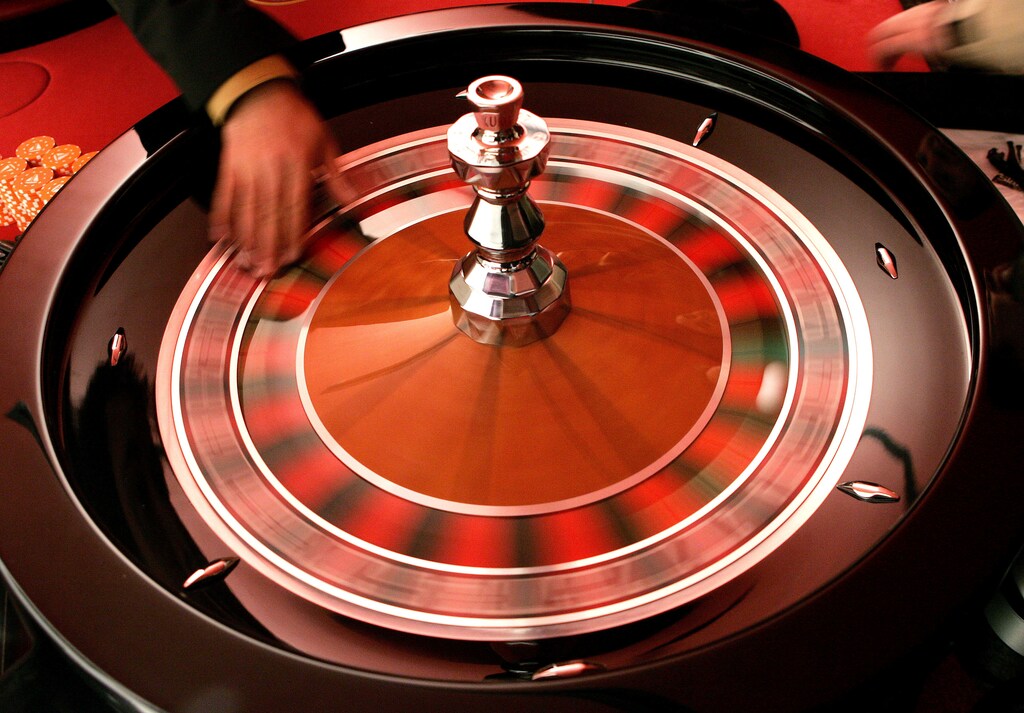 A croupier turns the roulette at the Brussels Casino owned by the Casinos Austria International November 25, 2005. The casino is the first to be built in Brussels. It has an area of 6200 square metres and offers 13 gaming tables, 201 slot machines, and will open on January 19, 2006. REUTERS/Francois Lenoir - RP2DSFHVVEAA