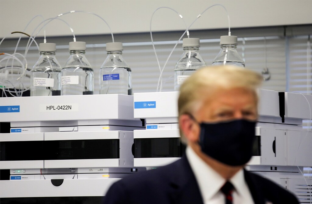 U.S. President Donald Trump wears a protective face mask during a tour of the Fujifilm Diosynth Biotechnologies' Innovation Center, a pharmaceutical manufacturing plant where components for a potential coronavirus disease (COVID-19) vaccine candidate Novavax are being developed, in Morrrisville, North Carolina, U.S., July 27, 2020. REUTERS/Carlos Barria TPX IMAGES OF THE DAY - RC2W1I9ANJ1H