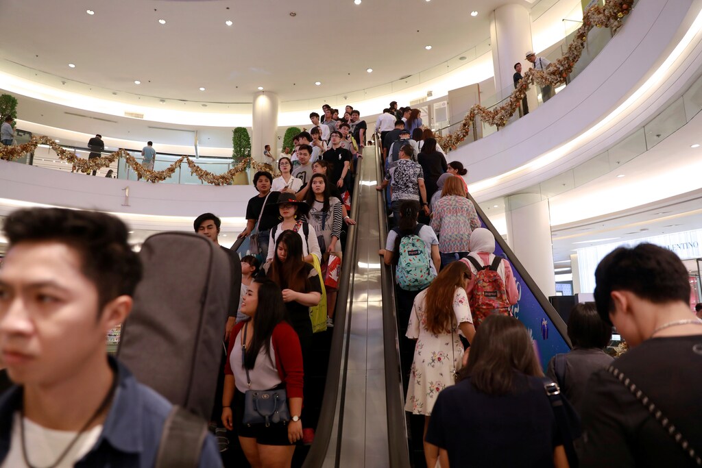 People crowd the escalator at a shopping mall during the holiday season in Bangkok, Thailand December 28, 2018. REUTERS/Soe Zeya Tun - RC1857641350