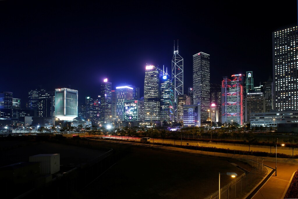 An evening view of the financial Central district in Hong Kong, China November 23, 2017. REUTERS/Bobby Yip - RC1B54003FF0
