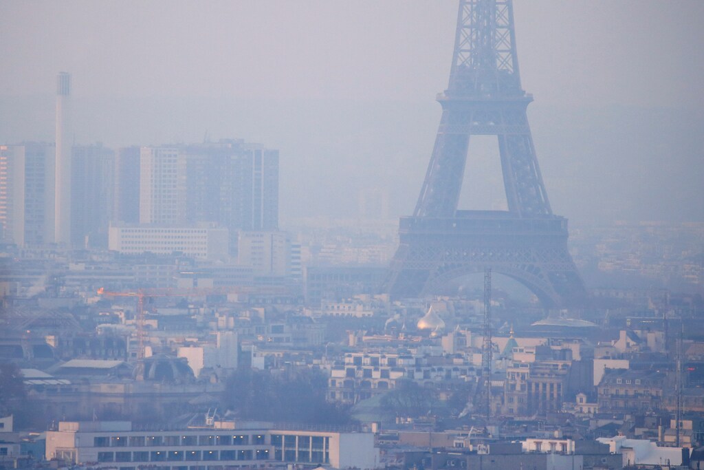 The Eiffel Tower is surrounded by a small-particle haze which hangs above the skyline in Paris, France, December 9, 2016 as the City of Light experienced the worst air pollution in a decade. REUTERS/Gonzalo Fuentes - RTSVCUL