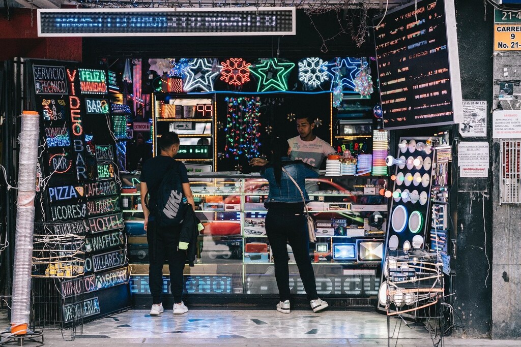 Consumidores en una tienda de electrónica en Bogotá, Colombia, diciembre de 2019.