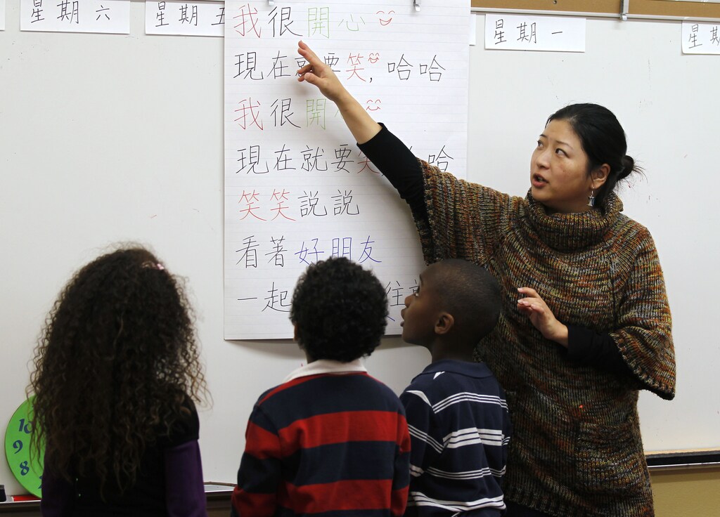 Teacher Kennis Wong (R) points to Chinese characters on a board at Broadway Elementary School in Venice, Los Angeles, California, April 11, 2011. The school launched one of only two English-Mandarin Chinese dual-language immersion programs in the Los Angeles Unified School District in September 2010. REUTERS/Lucy Nicholson (UNITED STATES - Tags: SOCIETY EDUCATION) - GM1E74C0S3R01