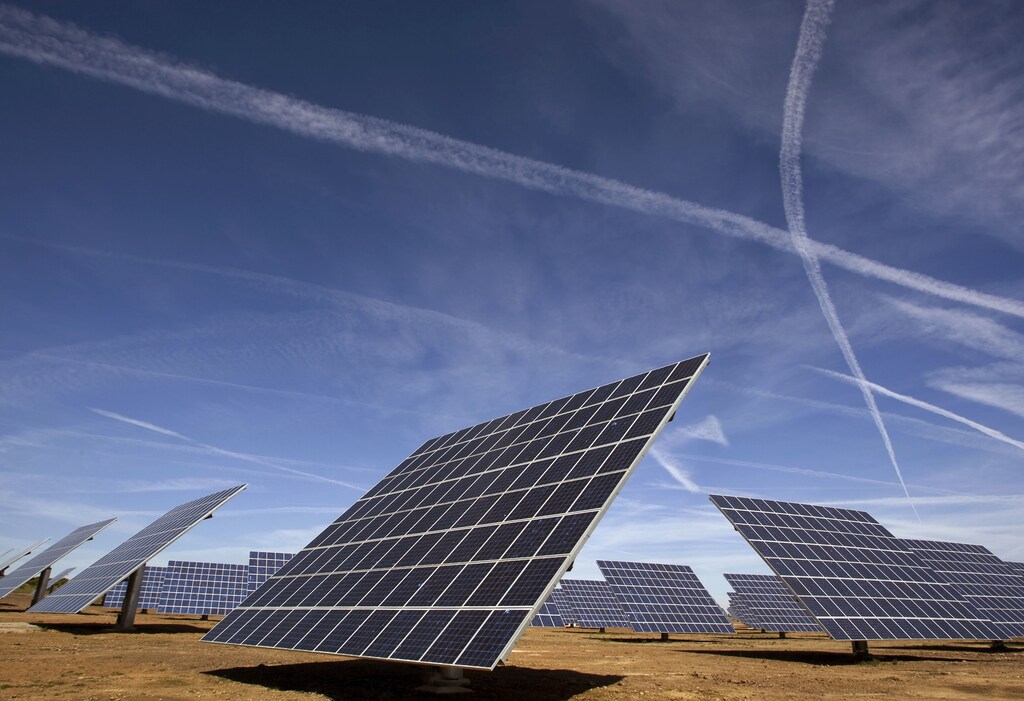 Solar panels are seen at a power plant in Amareleja, southern Portugal, April 24, 2008. The Amareleja village town hall, along with private investors, are building a solar power plant in southern Portugal which officials claim will be the world's largest and most powerful. REUTERS/Jose Manuel Ribeiro (PORTUGAL) - GM1E44P090C02