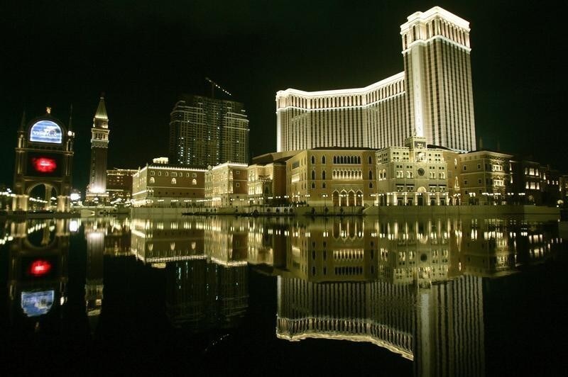A night view of the Venetian Macao Resort Hotel is seen in Macau June 17, 2009. Casino stocks have had a recent winning streak, fuelled by hopes that some debt-heavy firms have staved off bankruptcy and a betting sector slump has hit bottom REUTERS/Tyrone Siu (CHINA CITYSCAPE SOCIETY BUSINESS) - GM1E56I019801