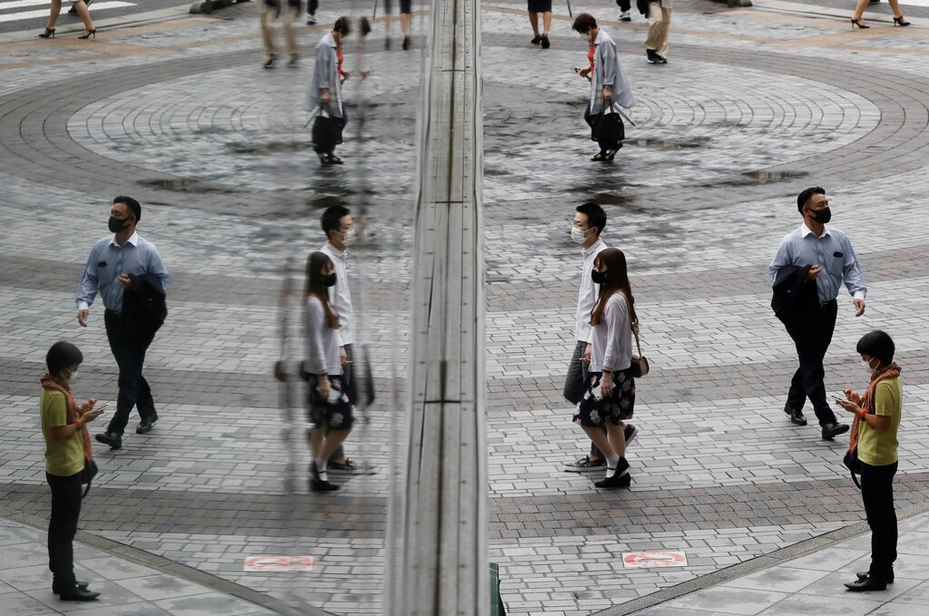 People wearing protective masks, amid the coronavirus disease (COVID-19) outbreak, make their way at a shopping district in Tokyo, Japan, September 9, 2021. REUTERS/Kim Kyung-Hoon - RC27MP9J31JC