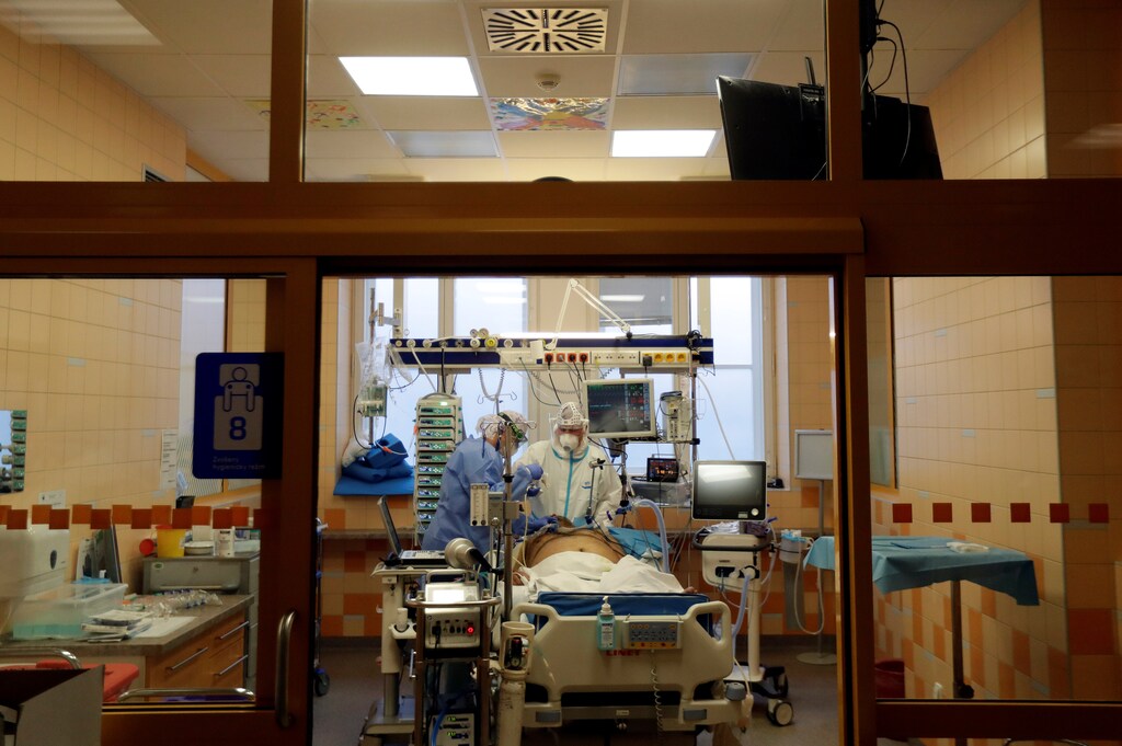 Members of the medical staff treat a patient suffering from the coronavirus disease (COVID-19) at the Intensive Care Unit (ICU) of the General University Hospital in Prague, Czech Republic, September 22, 2020. REUTERS/David W Cerny - RC2Q3J9YCX13