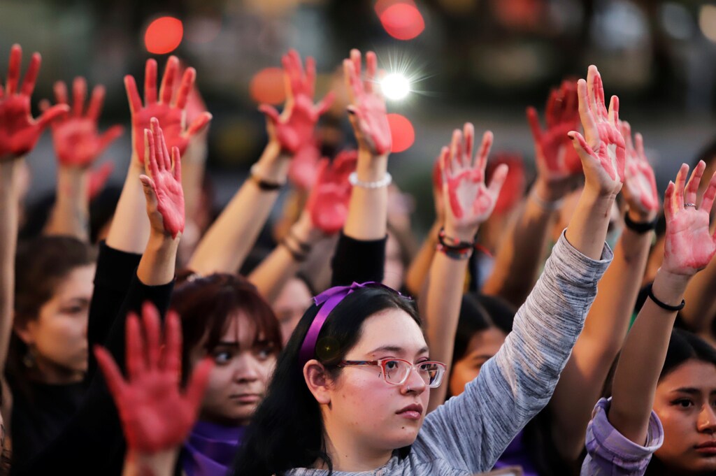 Mujeres levantan la mano en protesta contra la violencia de género y el femicidio en Puebla, México, el 22 de febrero de 2020.