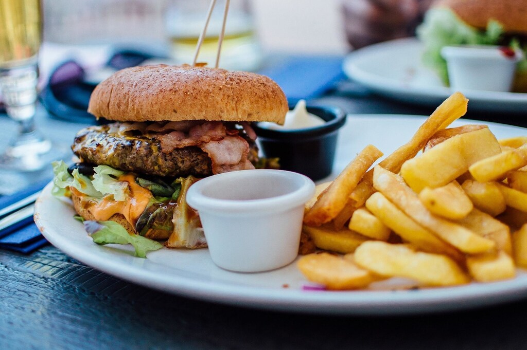 food unhealth health diet fat sugar cheese chips western meat burger fast food mcdonalds affect weight weight-lossdiet