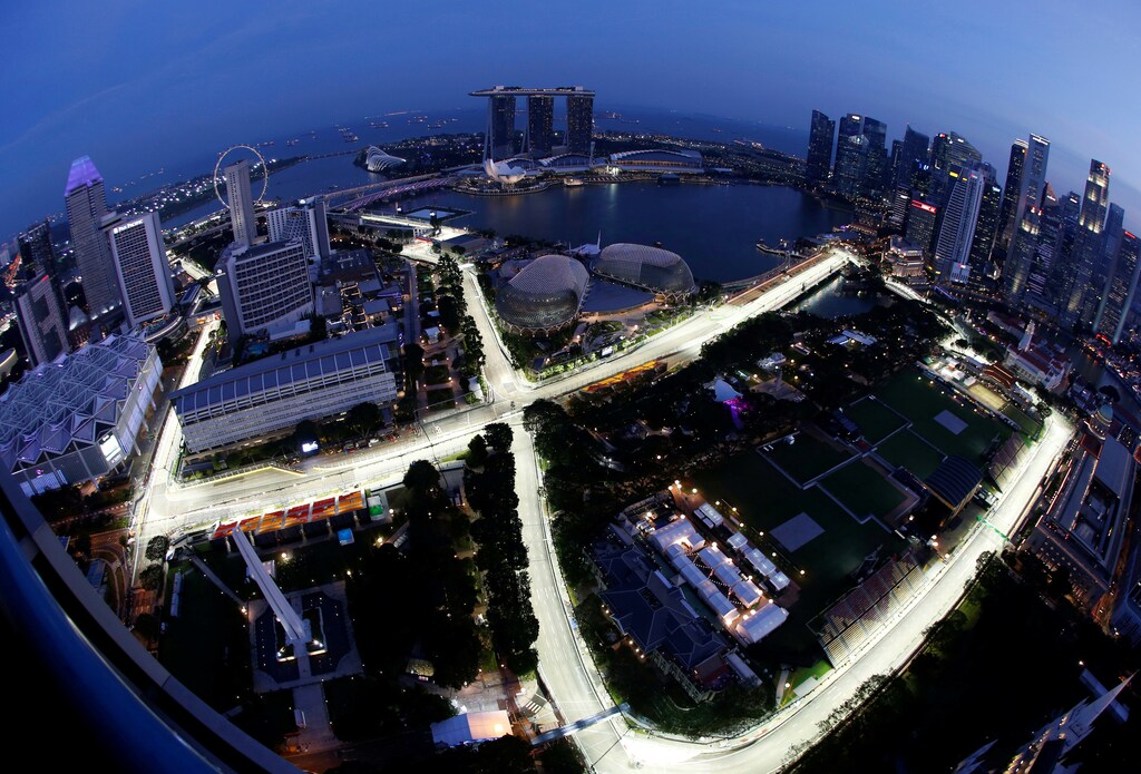 The Marina Bay street circuit is lit up ahead of the Singapore F1 Grand Prix Night Race in Singapore September 15, 2016. REUTERS/Edgar Su - RTSNUSM