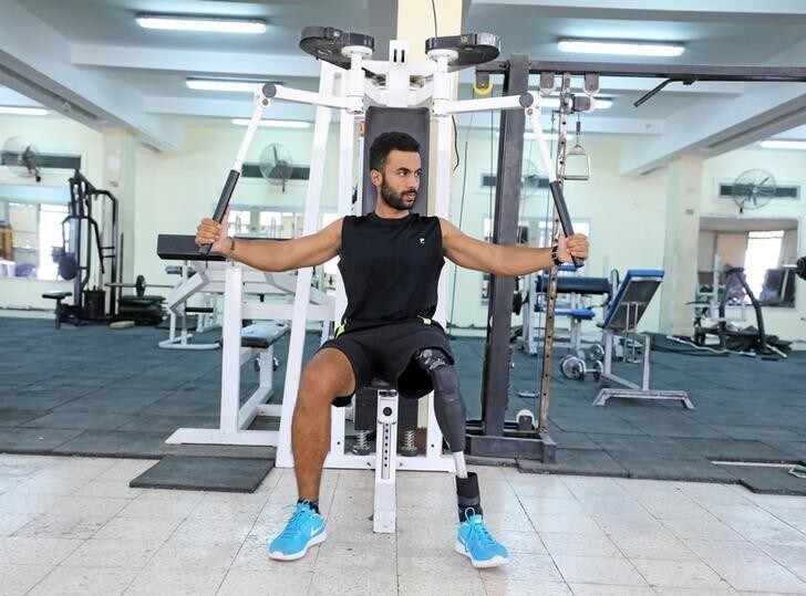 Egyptian swimmer Omar Hegazy, who is the first one-legged man to swim across the Gulf of Aqaba from Egypt to Jordan, works out at a gym in Cairo, Egypt May 20, 2017. Picture taken May 20, 2017. REUTERS/Mohamed Abd El Ghany