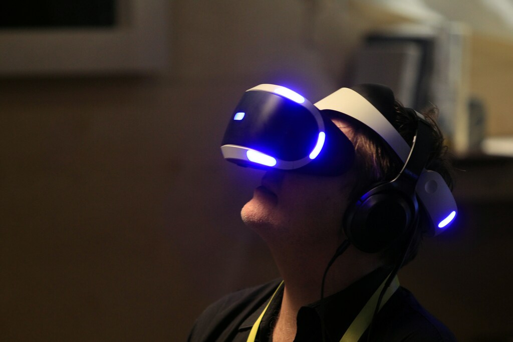 A man tries out a Playstation VR headset during a Sony news conference at the 2017 CES in Las Vegas, Nevada January 4, 2017. REUTERS/Steve Marcus - RTX2XKWQ