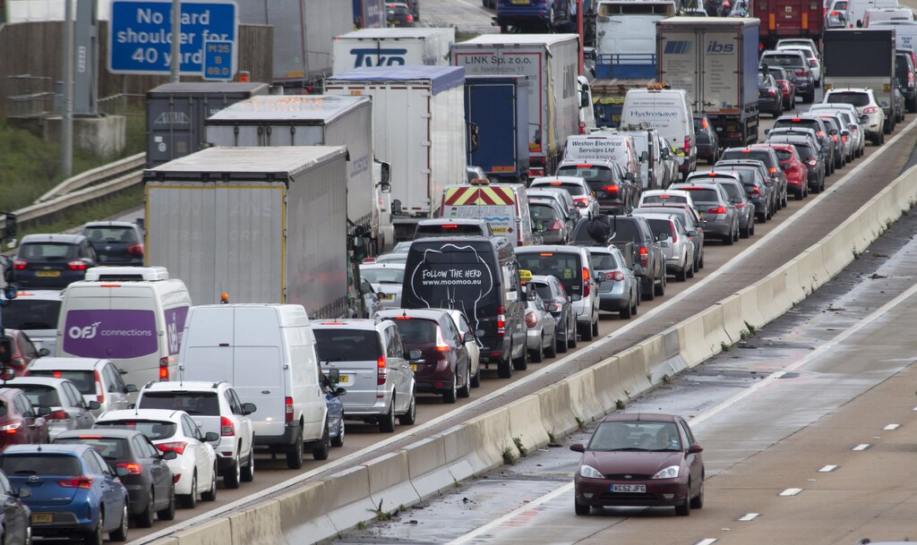 A car drives clockwise along the M25, as anti-clockwise traffic is at a standstill after heavy rain and road works caused a 20 mile jam on London's orbital motorway, November 14, 2014. REUTERS/Peter Nicholls (BRITAIN - Tags: SOCIETY TRANSPORT ENVIRONMENT) - RTR4E5YI
