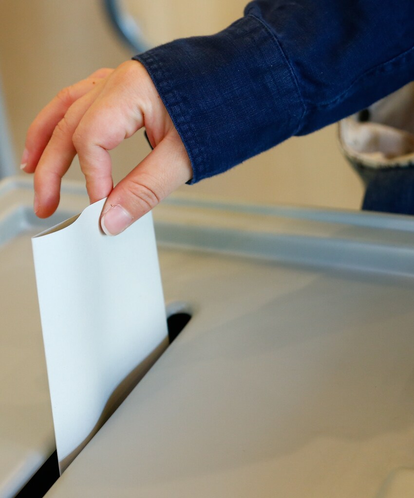 People cast their vote for the Saarland state elections in Puettlingen near Saarbruecken, Germany, March 26, 2017. REUTERS/Ralph Orlowski - RTX32QOI