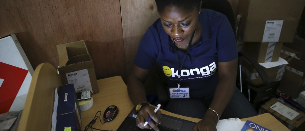 Un funcionario introduce datos en el almacén de la empresa de compras en línea Konga en Lagos (Nigeria).
