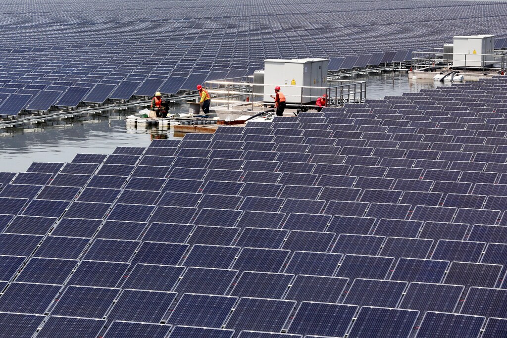 Solar panels are seen at a floating solar plant in Huaibei, Anhui province, China April 24, 2018. China Daily via REUTERS ATTENTION EDITORS - THIS IMAGE WAS PROVIDED BY A THIRD PARTY. CHINA OUT. - RC169F9B8310