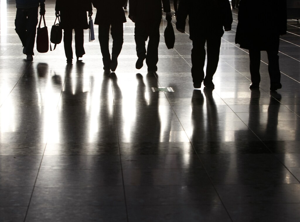 People walk along a corridor of an exhibition hall in Tokyo January 25, 2008. REUTERS/Toru Hanai (JAPAN) - GM1DXCRVVFAA