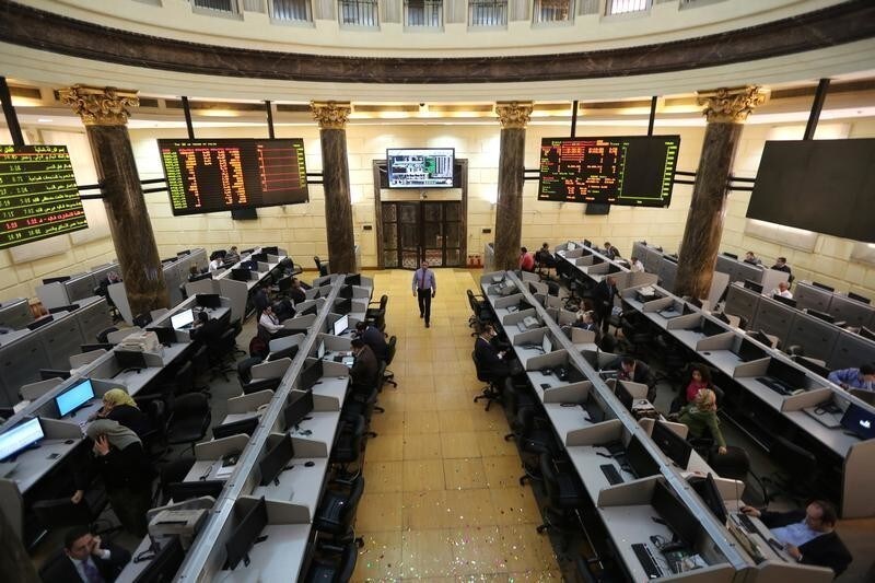 Traders work at the Egyptian stock exchange in Cairo, Egypt, March 8, 2016. Stock markets in the Gulf may firm on Tuesday as investors could be encouraged to enter longer-term positions with further evidence that oil prices may have bottomed. Egypt may be supported by positive earnings from Telecom Egypt. REUTERS/Mohamed Abd El Ghany - RTS9S5T