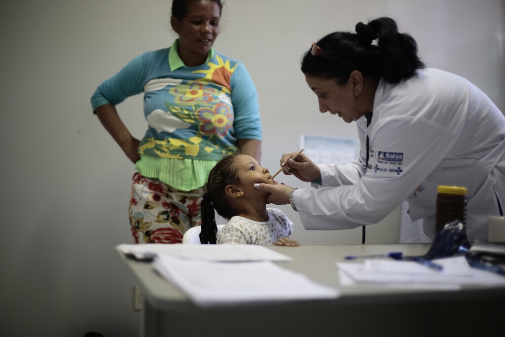 Cuban doctor Dania Rosa Alvero Pez examines a young patient at the Health Center in the city of Jiquitaia in the state of Bahia, north-eastern Brazil, November 18, 2013.