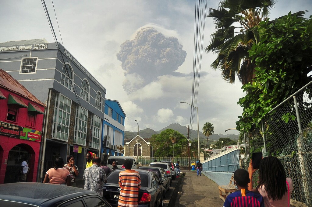 Ash and smoke billow as the La Soufriere volcano erupts in Kingstown on the eastern Caribbean island of St. Vincent April 9, 2021. REUTERS/Robertson S. Henry - RC2KSM9VNIM1