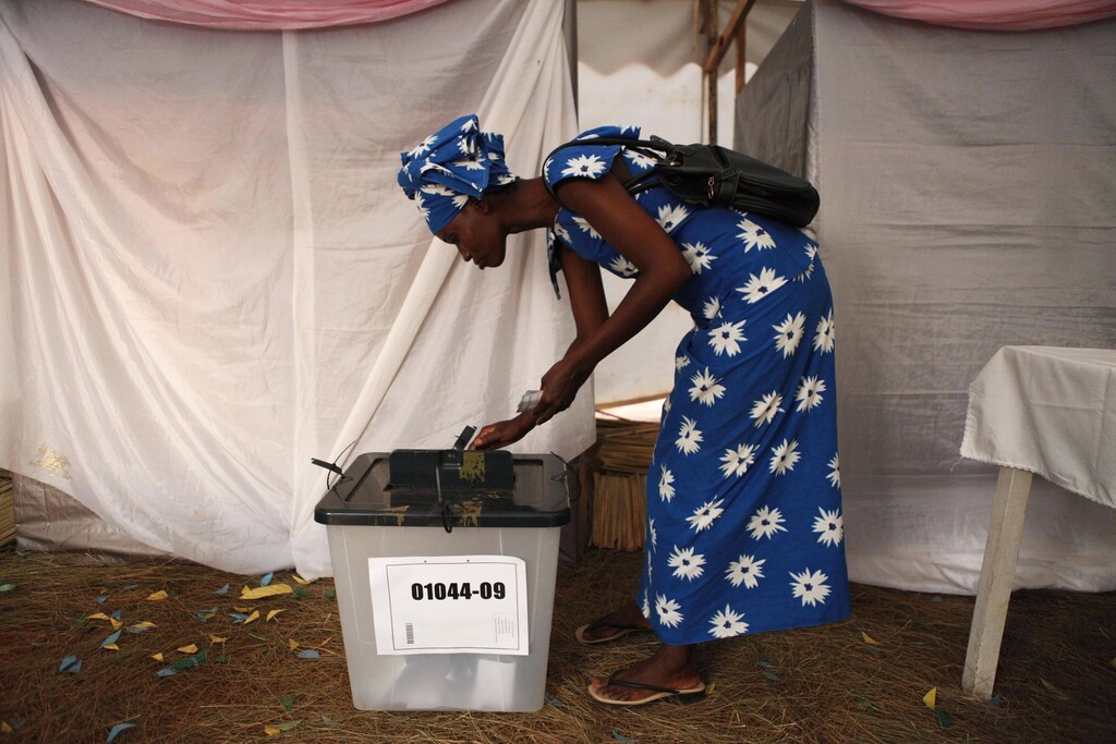 A voter casts her ballot during Rwanda's presidential election, in Kigali August 9, 2010. REUTERS/Finbarr O'Reilly (RWANDA - Tags: POLITICS ELECTIONS IMAGES OF THE DAY) - RTR2H5X4