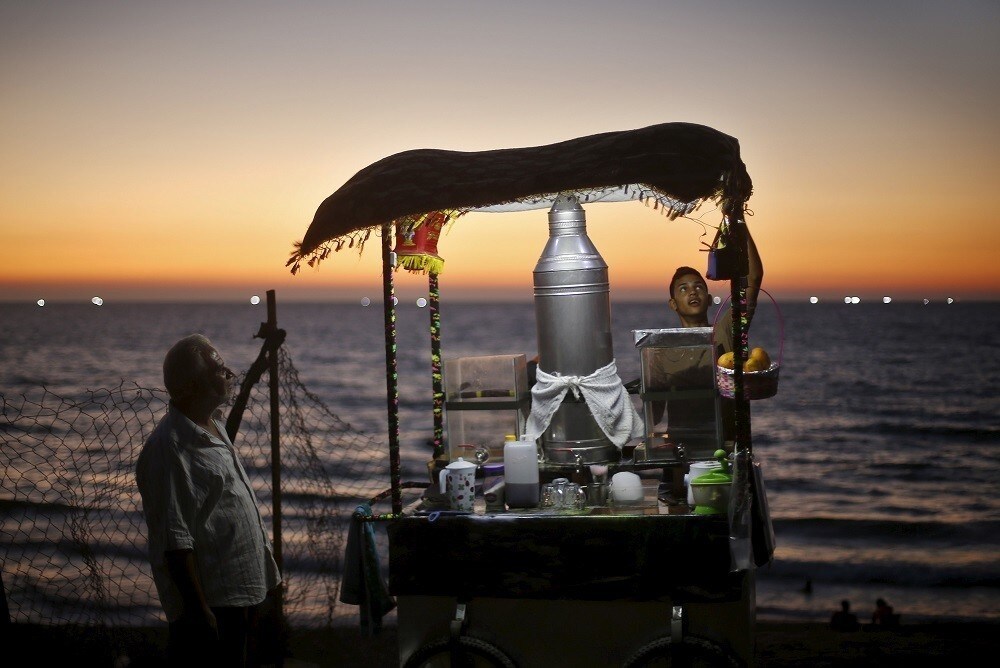 A Palestinian sells juice on a beach along the Mediterranean Sea in the northern Gaza Strip July 29, 2015. REUTERS/Mohammed Salem - RTX1MB3T
