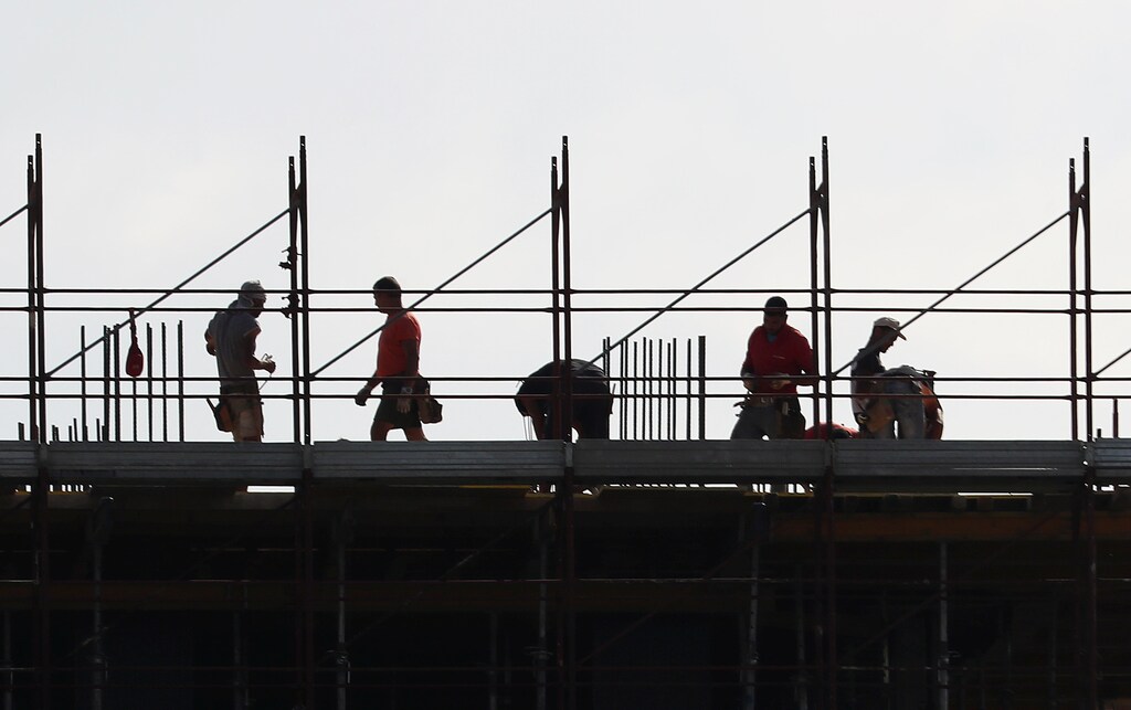 People work at the construction site of a new residential building on the outskirts of Rome, Italy September 24, 2018. REUTERS/Tony Gentile - RC11707CB5C0