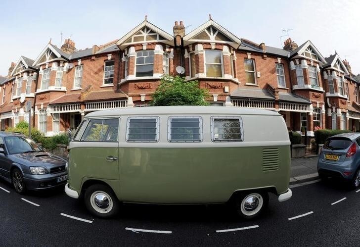 A classic split-screen Volkswagen camper van is seen parked on a residential street in west London August 24, 2009. REUTERS/Toby Melville (BRITAIN TRANSPORT SOCIETY)