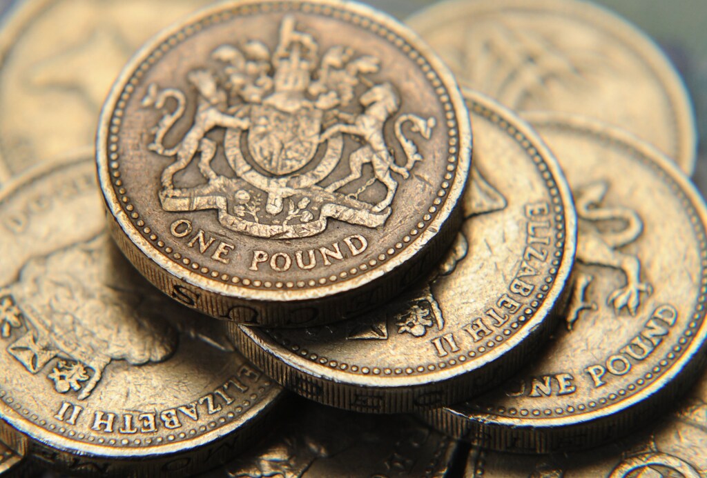 A pile of one pound coins is seen, in central London June 17, 2008. British inflation rose in May to its highest since the Labour government took power in 1997, but expectations of higher interest rates ahead fell sharply because the Bank of England said the rate outlook was uncertain. REUTERS/Toby Melville (BRITAIN) - RTX71FZ
