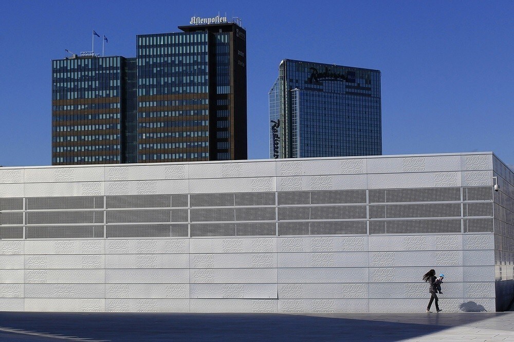 A woman carries her child on the roof of the Opera House in Oslo, Norway June 20, 2012. In Oslo, the economy has been untouched by the recession and it is a vibrant city with people still spending on everything from housing to consumer goods. Like Dublin ten years ago, there are major building projects underway with luxury apartments being constructed on the waterfront. Ireland now, by contrast, is in a much worse place. The country suffered one of the deepest recessions in Europe after years of reckless decisions made by the country's banks and policymakers brought about a financial crisis that eventually led to Dublin seeking an 85 billion euro ($104 billion) EU/IMF bailout in November 2010. Picture taken June 20, 2012. REUTERS/Cathal McNaughton (NORWAY - Tags: BUSINESS CITYSPACE POLITICS SOCIETY) ATTENTION EDITORS PICTURE 02 OF 13 FOR PACKAGE 'A TALE OF TWO CITIES' SEARCH 'TWO CITIES' FOR ALL PICTURES - RTR34W7T