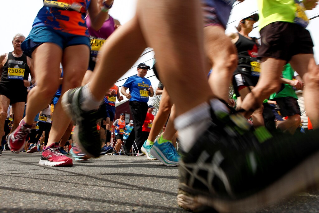 Runners from wave 4 cross the starting line for the 121st running of the Boston Marathon in Hopkinton, Massachusetts, U.S. April 17, 2017. REUTERS/Lisa Hornak - RTS12ORI