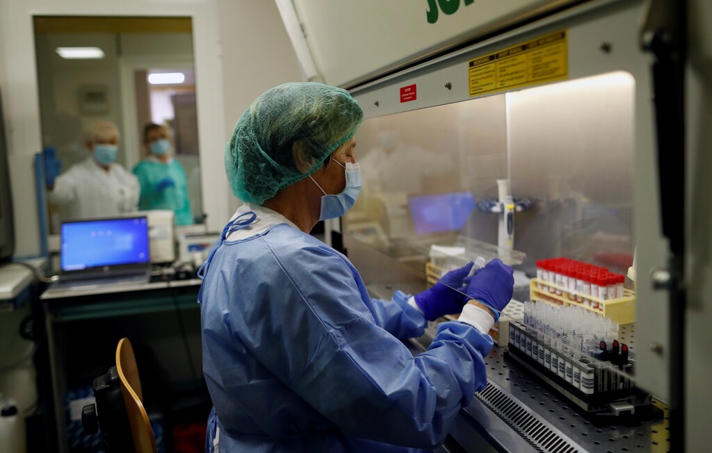 A medical worker analyses swabs in a laboratory of the San Filippo Neri hospital, to check for the coronavirus disease (COVID-19), in Rome, Italy, May 7, 2020. REUTERS/Yara Nardi - RC2SJG9N8OEQ