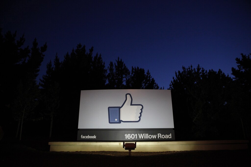 The sun rises behind the entrance sign to Facebook headquarters in Menlo Park before the company's IPO launch, May 18, 2012. Facebook Inc, will begin trading on the Nasdaq market on Friday, with it's initial public offering at $38 per share, valuing the world's largest social network at more than $100 billion. REUTERS/Beck Diefenbach (UNITED STATES - Tags: BUSINESS) - RTR328RK
