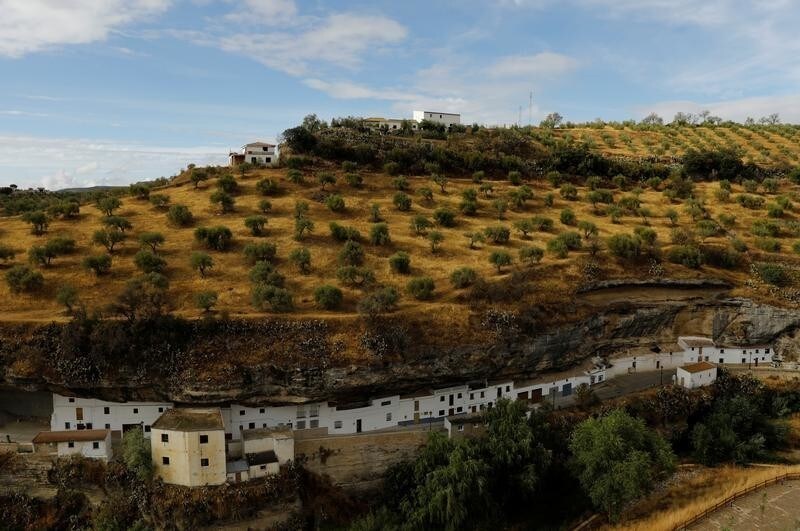 Houses are seen in the white village of Setenil de las Bodegas, southern Spain September 13, 2016. REUTERS/Marcelo del Pozo SEARCH "PUEBLOS BLANCOS" FOR THIS STORY. SEARCH "WIDER IMAGE" FOR ALL STORIES. - D1BEUHWWWMAA