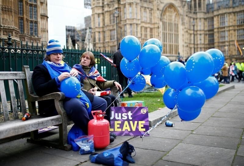 An Anti-Brexit demonstrator sits next to a Pro-Brexit demonstrator outside the Houses of Parliament, in Westminster, London, Britain January 29, 2019. REUTERS/Henry Nicholls TPX IMAGES OF THE DAY - RC13797105E0