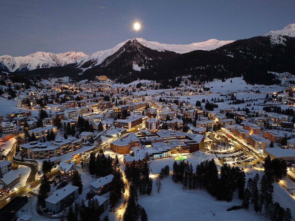 El frío paisaje montañoso de Davos, Suiza, acogerá la Reunión Anual del Foro Económico Mundial del 15 al 19 de enero.